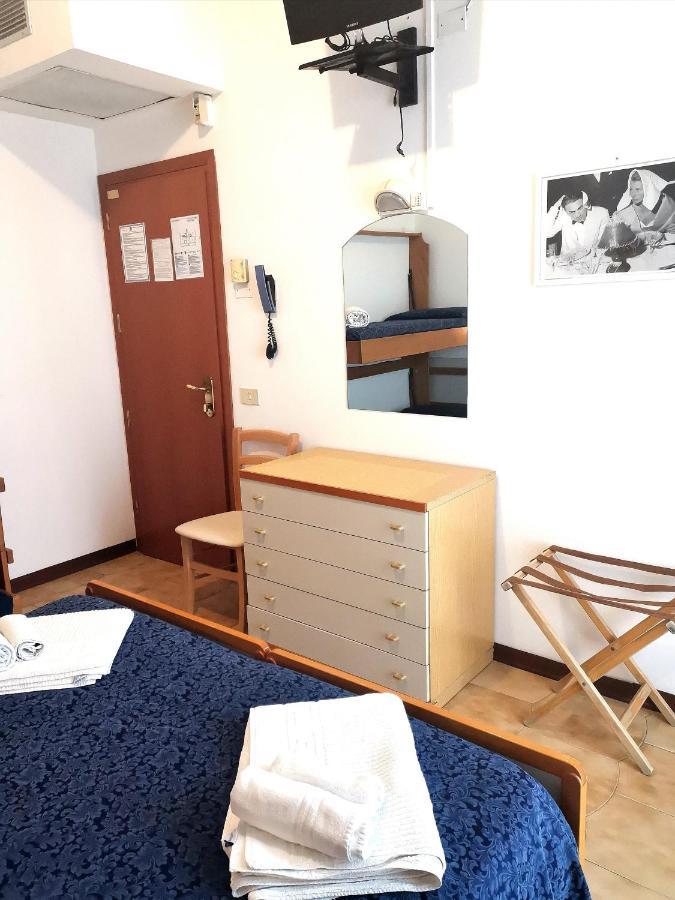 Hotel Alcazar Rimini Bagian luar foto