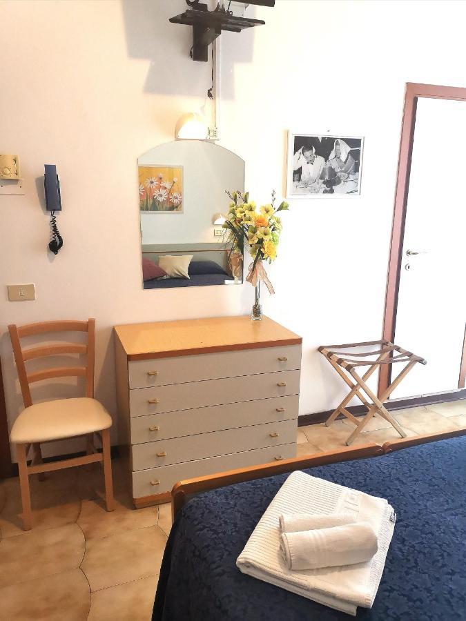 Hotel Alcazar Rimini Bagian luar foto